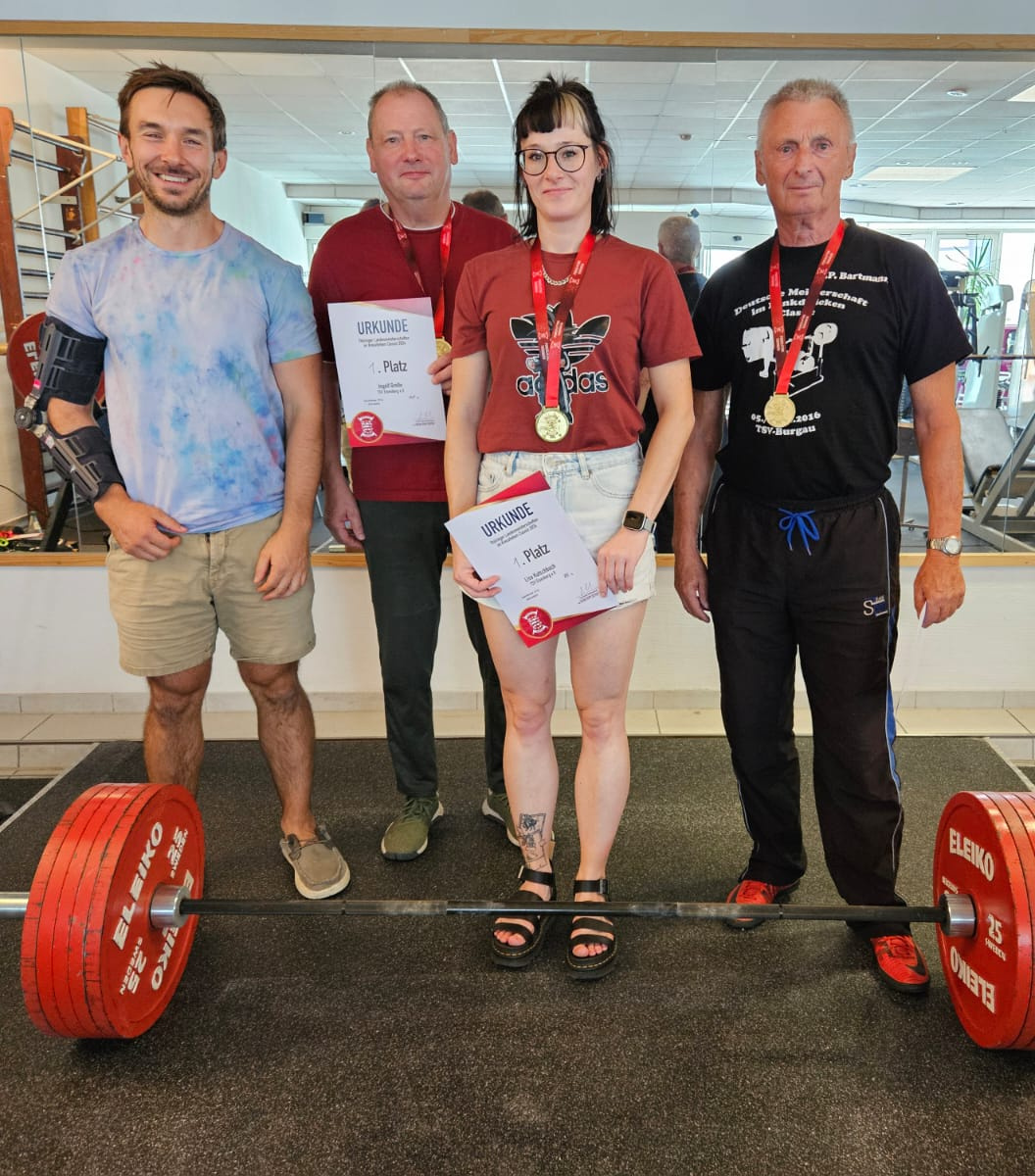 Landesmeisterschaft in Bad Lobenstein: Die erfolgreichen Kraftsportler des TSV Eisenberg von links Betreuer Andre Hendrich, Ingolf Große, Lisa Kutschbach und Peter Bartmann